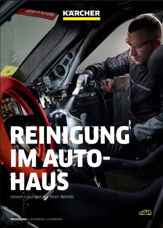  Dieses Kärcher-Titelbild zeigt eine Person, die in der Kabine eines Sport- oder Rennwagens mit einem Reinigungsgerät arbeitet. Die Person trägt Schutzbrille und Arbeitskleidung und konzentriert sich auf die Reinigung des Innenraums, wobei ein feiner Sprü