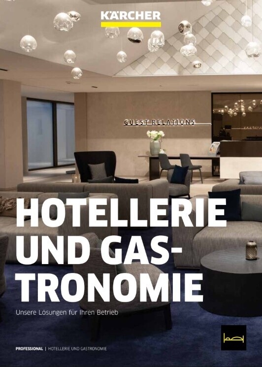  Dieses Kärcher-Titelbild zeigt eine stilvolle und modern eingerichtete Hotellobby oder einen Empfangsbereich. Im Vordergrund sind bequeme Sofas und ein runder Couchtisch zu sehen. Im Hintergrund erkennt man einen Empfangstresen mit der Aufschrift "GUEST 