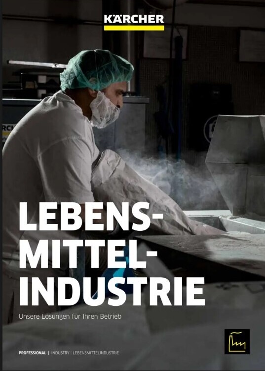  Dieses Kärcher-Titelbild zeigt eine Person in hygienischer Arbeitskleidung, bestehend aus grünem Haarnetz, Bartschutz und weißem Kittel, bei der Arbeit in einer industriellen Umgebung. Die Person steht neben einem großen Gerät oder Behälter, aus dem Damp