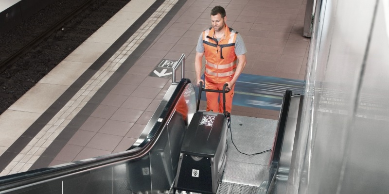 Rolltreppenreiniger hilft den Unternehmen Kärcher Rolltreppenreiniger hilft den Unternehmen