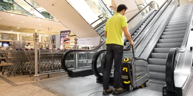 Rolltreppenreiniger im Einsatz Kärcher Rolltreppenreiniger im Einsatz