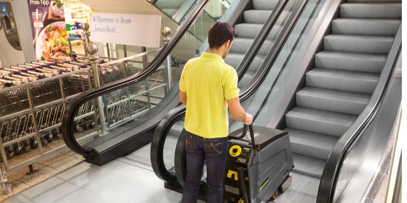 Rolltreppenreiniger im Einsatz Kärcher Rolltreppenreiniger im Einsatz