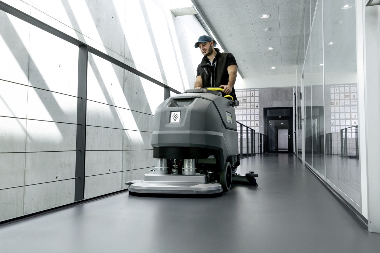 Anbausatz für Scheuersaugmaschinen zur Sprühsanitation. Mann mit Anbausatz für Scheuersaugmaschinen zur Sprühsanitation.