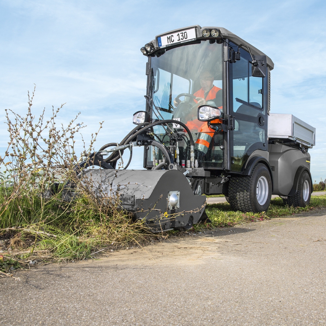 Kehrmaschine MC 130: Grünpflege