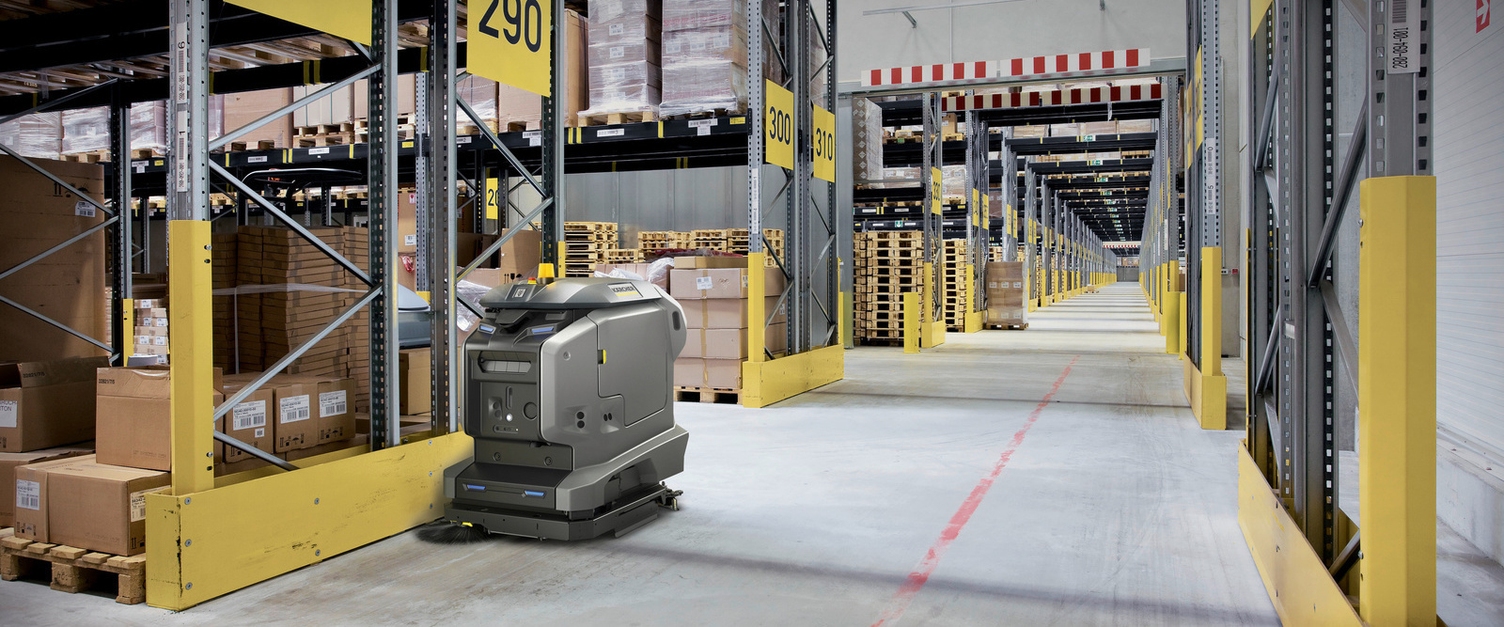 Autonomer Kärcher Reinigungsroboter KIRA B 50 im Einsatz in Logistik und Warenlager