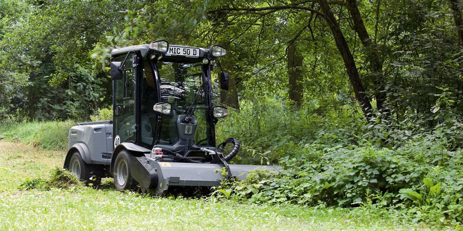 Grünflächenpflege mit einer Kärcher Kommunalmaschine