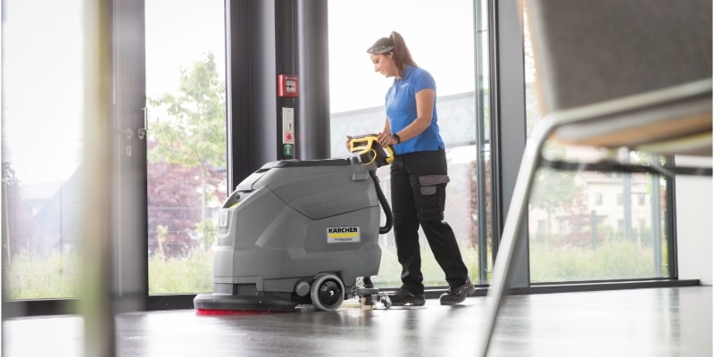 Scheuersaugmaschine hilft beim Reinigen Kärcher Scheuersaugmaschine hilft beim Reinigen