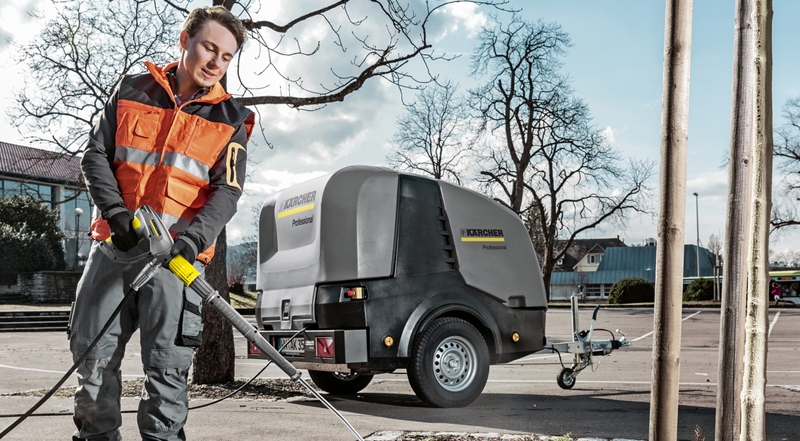 Kärcher Kommunaltechnik Ein Experte des Kärcher Demo Teams nutzt professionelle Kommunaltechnik zur umweltschonenden Unkrautvernichtung in einem öffentlichen Bereich