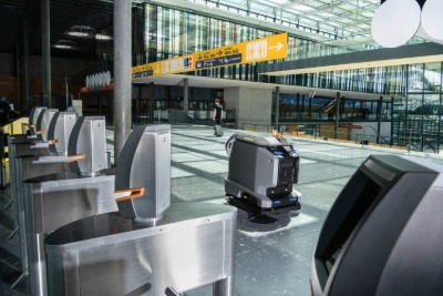 Kira_B_50_big_hall_airport-2