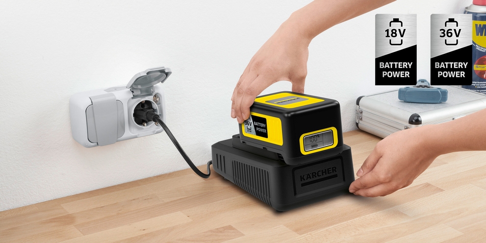 Passende Akkus und Schnellladegeräte Hände setzen einen gelben Kärcher Battery Power Wechselakku auf ein Ladegerät