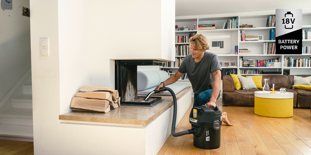 Kärcher Akku-Asche- und Trockensauger Ein Mann saugt Asche aus einem Kamin mit dem kabellosen Kärcher AD 2 Battery