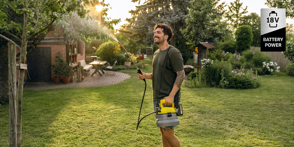 Kärcher Akku-Drucksprüher Ein Mann nutzt einen gelben Kärcher Akku-Drucksprüher der 18V Battery Power Serie