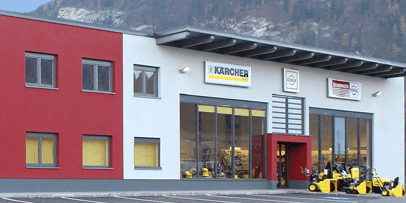 Außenaufnahme des Kärcher Centers Eisele mit markanter rot-weißer Fassade.