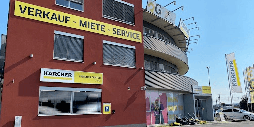 Die rote Außenfassade des Kärcher Centers Graz mit großformatigen Schildern für Verkauf, Miete und Werkstattservice.