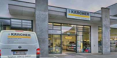 Außenansicht des Kärcher Centers Müller der Alfred Kärcher GmbH mit einem davor parkenden Kärcher Service-Van