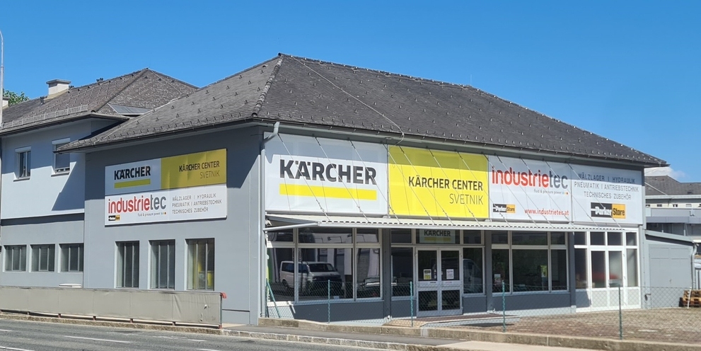 Die großflächige Fassade des Kärcher Centers Svetnik kennzeichnet den Standort als kompetente Anlaufstelle für Reinigungstechnik, Beratung und Service.
