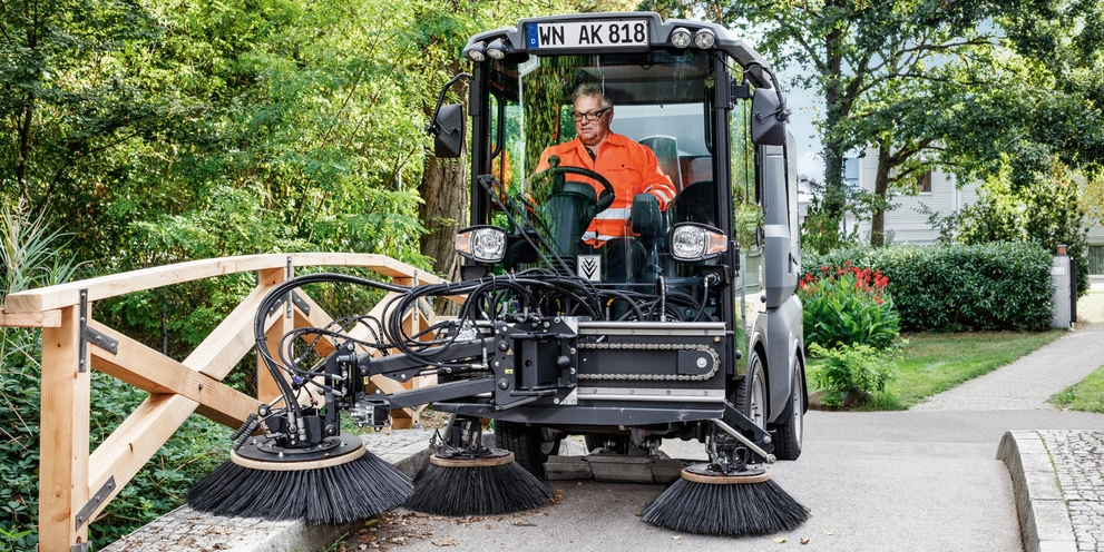 Kehrmaschine mit Dreibesensystem reinigt Parkanlage