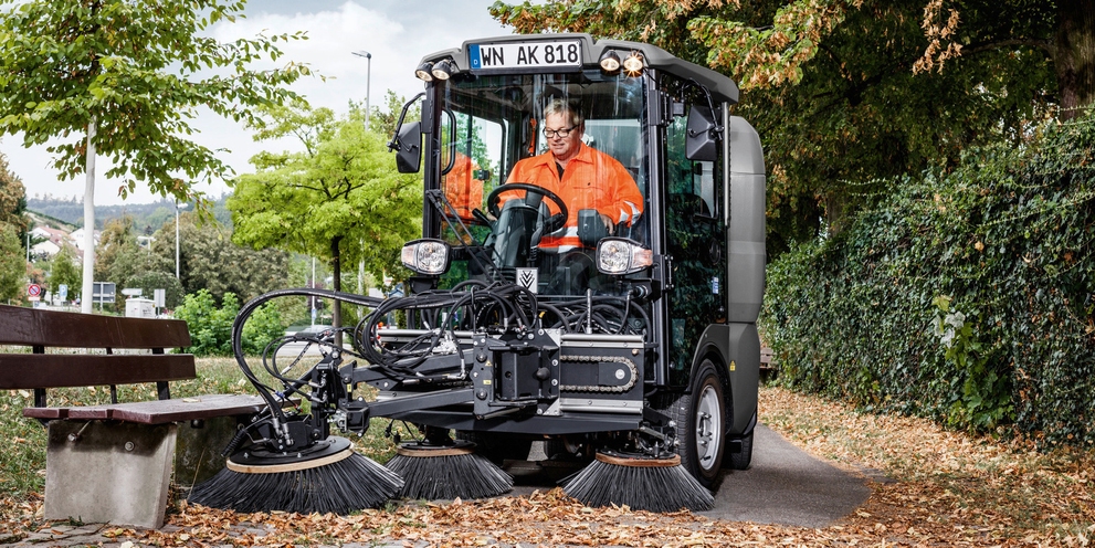 Kehrmaschine MC 130 beim Laubkehren im Außeneinsatz