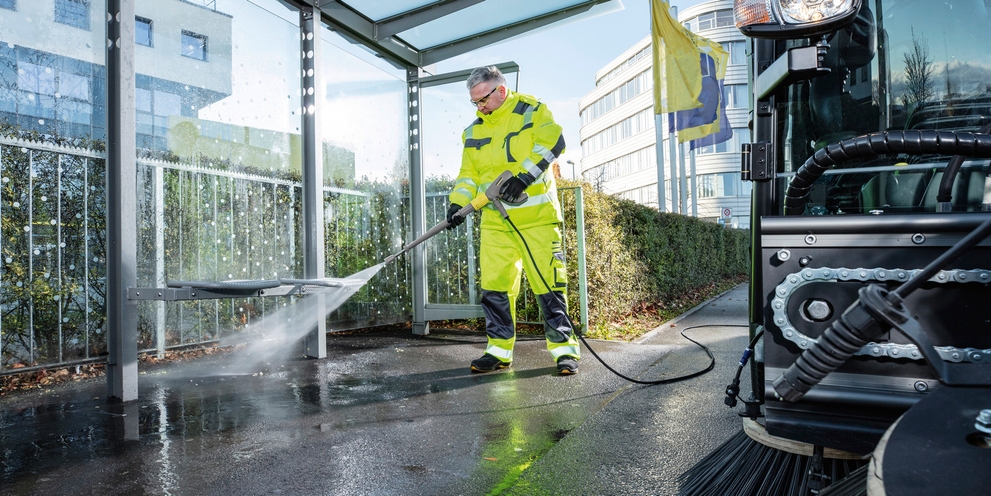 Person desinfiziert Bushaltestelle mit der MC 250