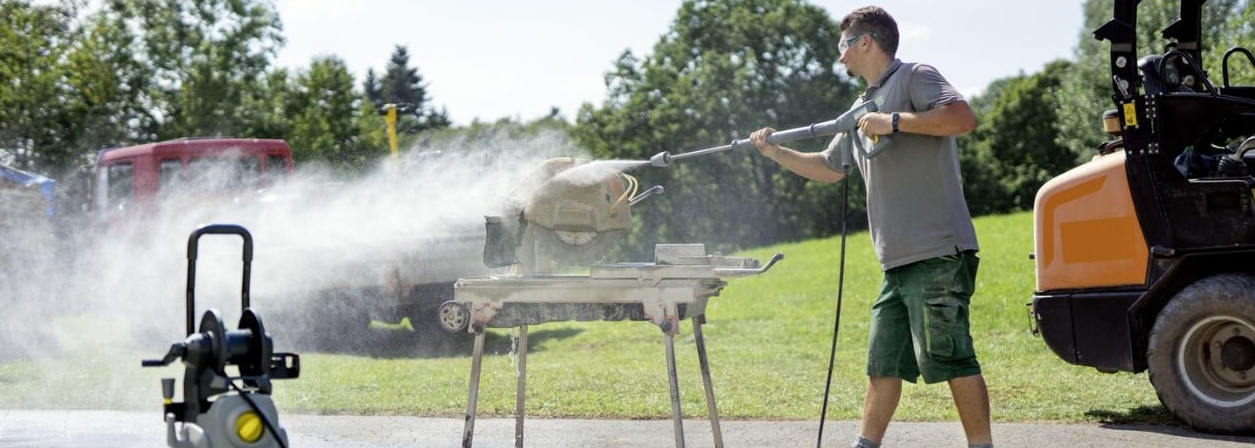 HD expertklasse Man gebruikt HD expertklasse om toestel schoon te maken