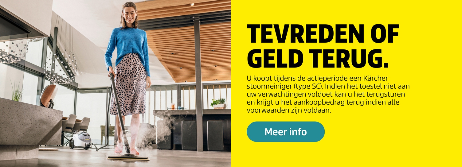 Vrouw die de Kärcher stoomreiniger over de parketvloer van haar woonkamer haalt