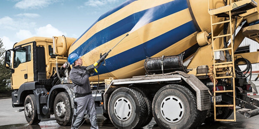 Koudwater hogedrukreiniger Man maakt vrachtwagen schoon met hogedrukreiniger