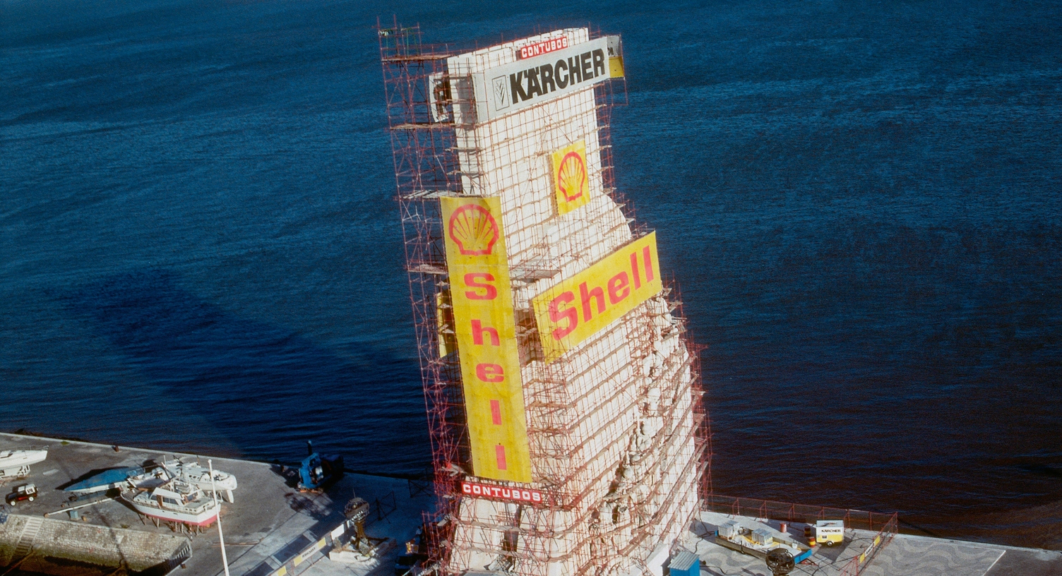 Grootschalige restauratie en reiniging van het 65 meter hoge zeevaardersmonument in 1990 Het Padrão dos Descobrimentos-monument in Lissabon in de steigers tijdens de reiniging door Kärcher.