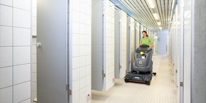 B 80 schrobmachine voor het reinigen van veiligheidsvloeren in een zwembad