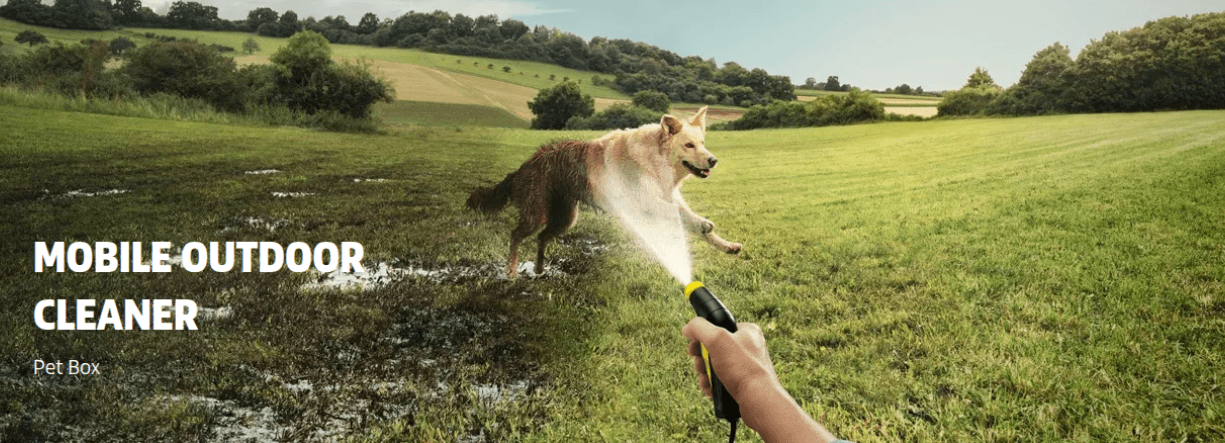hond wordt gewassen terwijl hij door de velden loopt
