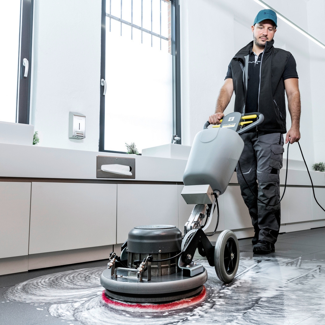 Linoleumvloer schoonmaken bekabelde schrobmachine Kärcher