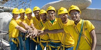 Het specialistische team verantwoordelijk voor de restauratie van het herkenningsteken van Rio Het tienkoppige reinigingsteam van Kärcher poseert samen op de steigers rond het Christusbeeld.