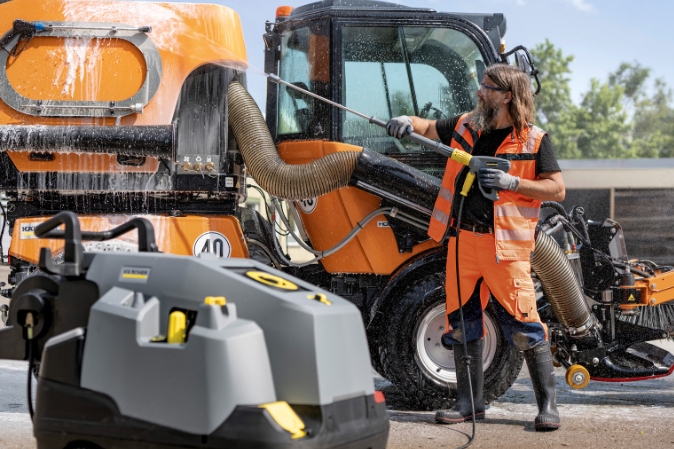 Man gebruikt HDS compact klasse om voertuig schoon te maken