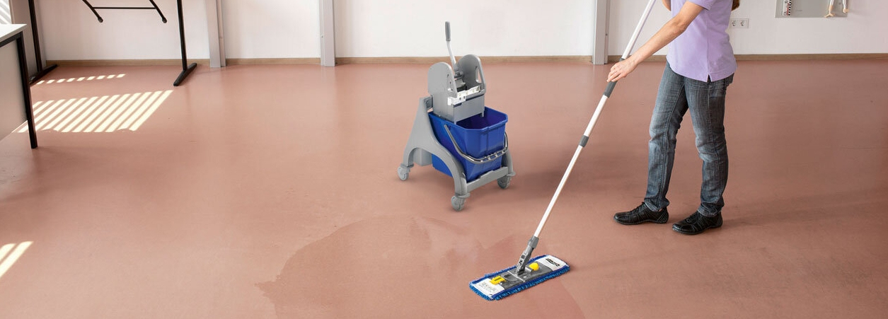 Persoon dweilt in een school