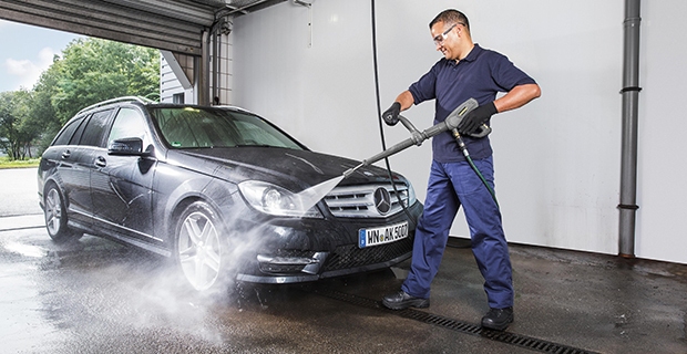Auto reinigen met professionele hogedrukreiniger en EasyForce-pistool