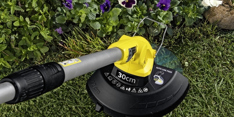 Detail: de plantenbeschermingsbeugel van de Kärcher accutrimmer beschermt de planten