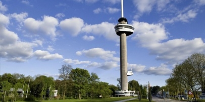 Het eindresultaat van de Euromast na de grondige Kärcher-reinigingsbeurt Totaaloverzicht van de gereinigde Euromast-tochtoren tegen een blauwe lucht in Rotterdam.