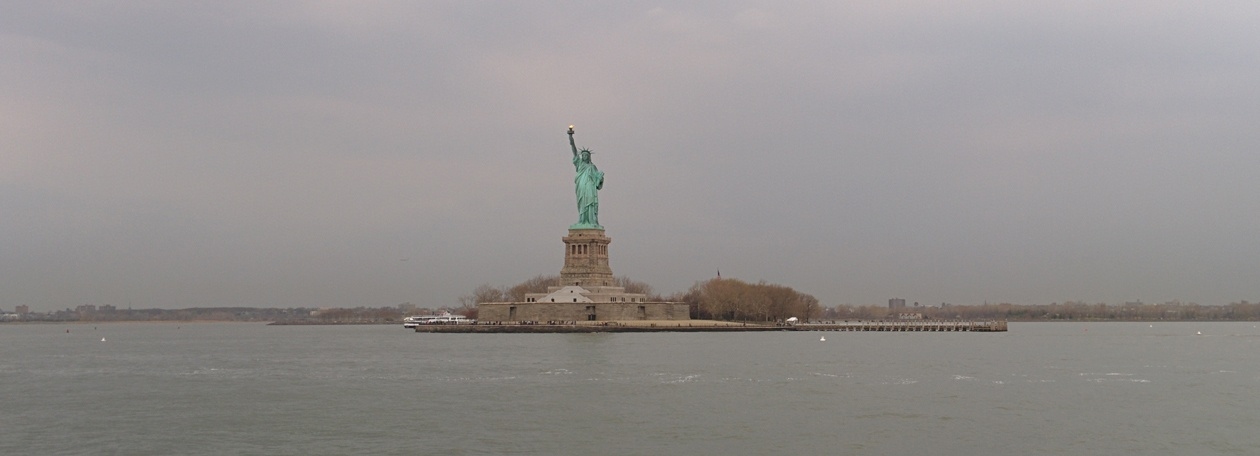 Het Vrijheidsbeeld op Liberty Island, gereinigd door Kärcher in 1985 Vergezicht op het Vrijheidsbeeld en de granieten sokkel op Liberty Island in de haven van New York.