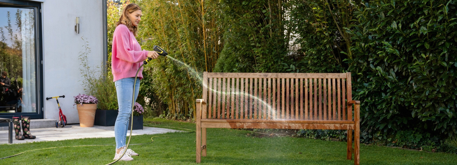 De tuinbank wordt gereinigd met een Kärcher middendrukreiniger