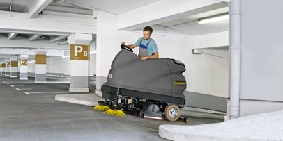 B 260 R schrobmachine reinigt een helling van 15% in een parkeergarage.