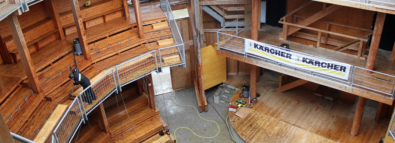 Overzicht van de houten binnenconstructie van het Globe Theater in Schwäbisch Hall tijdens de reiniging door Kärcher.