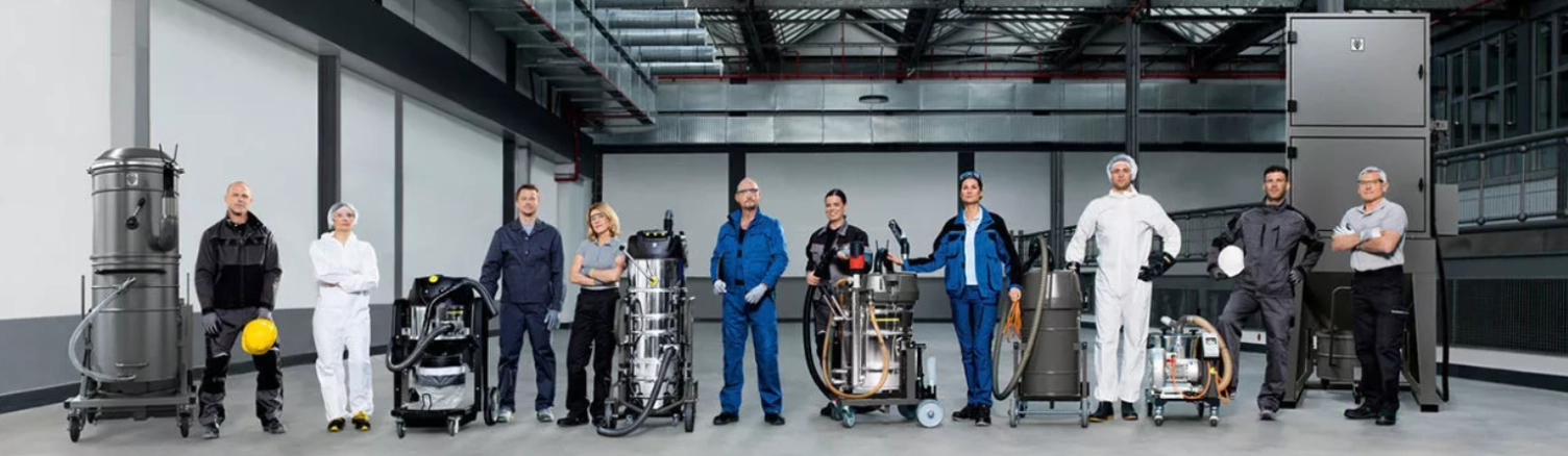 Personen staan naast verschillende soorten industriezuigers
