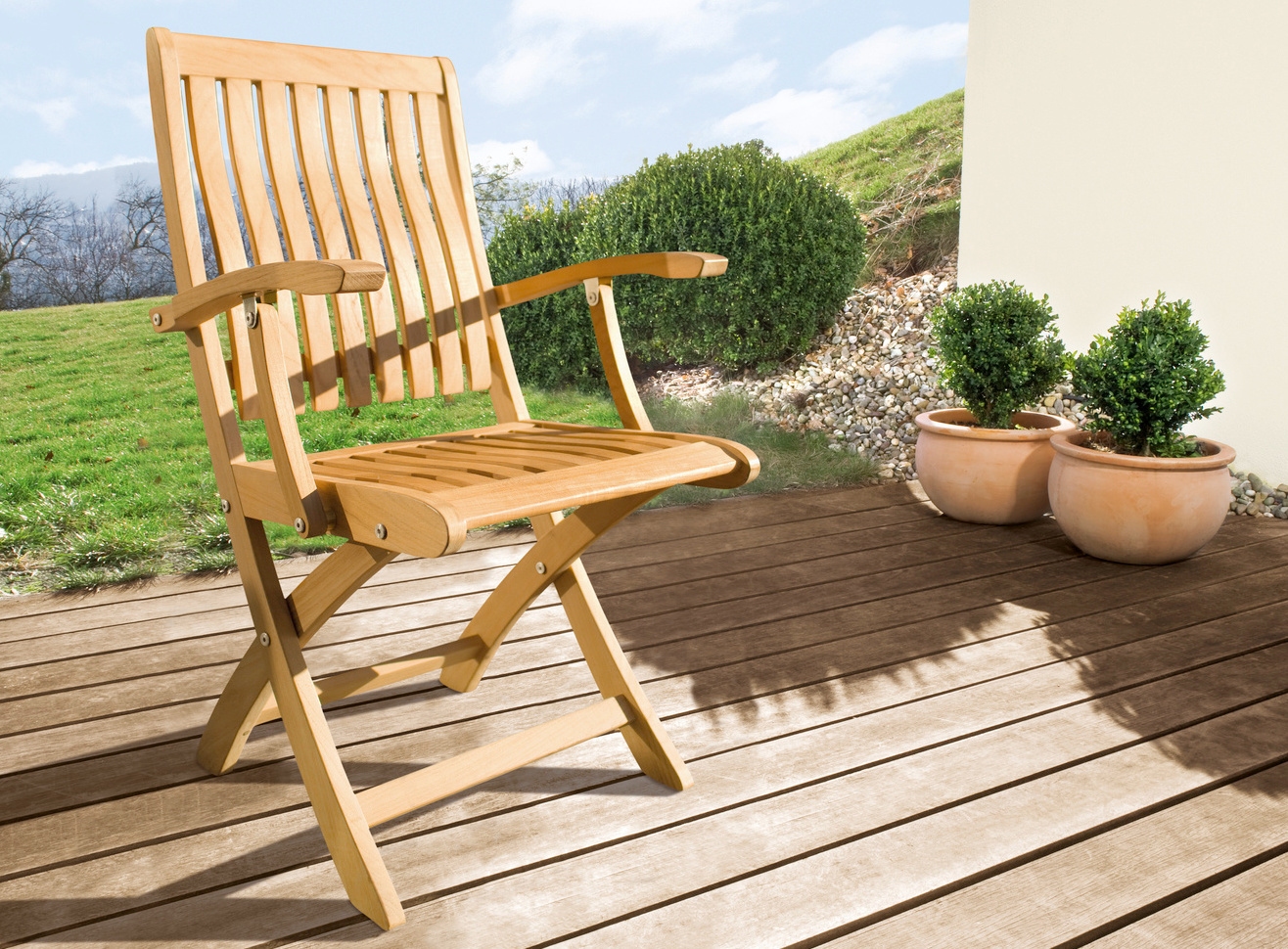 Een houten tuinstoel op een terras