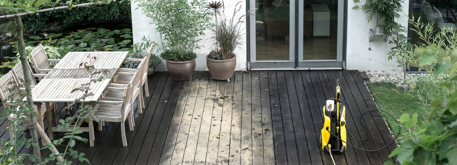 Een houten terras schoonmaken Een vies houten terras met een Kärcher hogedrukreiniger