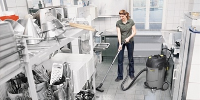 Kärcher NT 65/2Ap in keuken De Kärcher nat- en droog zuiger met filterreiniging en electronische vulniveaudetectie