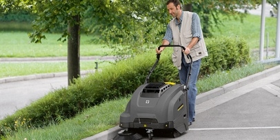 Kärcher compacte veegmachine Compacte veegmachine veegt op buiten terrein en parking