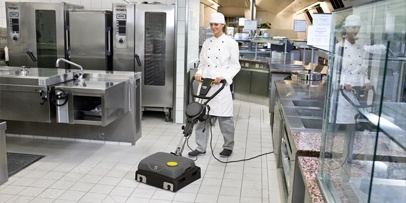 Schrobmachine BR 40/10 keuken Een ultra platte schrobmachine in keuken op harde vloer