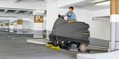 Kärcher B 260 schrobmachine in parking Grote schrobmachine in ondergrondse parking met steile oprit