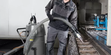 Persoon gebruikt industriezuiger voor vloeistoffen en spanen 