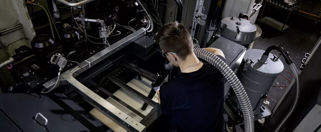 Man gebruikt industriezuiger om machine proper te maken