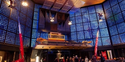 Hoogwerkers in het schip van de Kaiser-Wilhelm-Gedächtniskirche tijdens de reiniging van de binnenwanden.